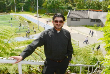 Foto I Freddy Arango I LA PATRIA  El padre Edwin Mauricio Martínez Callejas es el nuevo rector del colegio San Luis Gonzaga de Manizales. Uno de sus fuertes es el diálogo y el acompañamiento a los jóvenes en sus procesos.