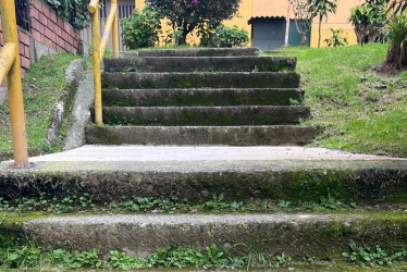 Mal estado de escalas Aquilino Villegas