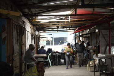 La antigua galería de Montenegro, demolida desde 2023 para su renovación, permanece hoy convertida en un lote sin edificación mientras comerciantes continúan trabajando en módulos provisionales.