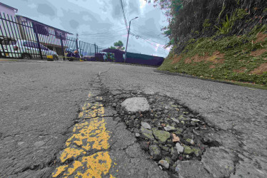 Piden repar huecos en la vía Peñón-Panorama