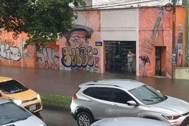 La avenida Paralela, cerca del estadio Palogrande, se inundó por el fuerte aguacero de la tarde de este miércoles en Manizales. Hay reporte de afectaciones en diferentes puntos de la ciudad.