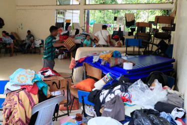 Las inundaciones en Córdoba dejan al menos 5 mil 100 familias damnificadas y 8 mil hectáreas de cultivos perdidas. En la foto, damnificados por la creciente del río Sinú permanecen en un albergue transitorio en la institución educativa Las Delicias este jueves, en Tierralta (Córdoba).