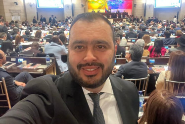 Él es Jairo Castellanos, senador de la Alianza Social Independiente (ASI). Dos de sus escoltas fueron asesinados este jueves.