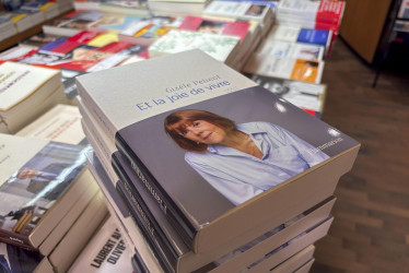 Gisèle Pelicot, víctima de abusos organizados por su exmarido durante años, decidió publicó su testimonio en un libro titulado 'Et la joie de vivre', que se agota de las librerías.