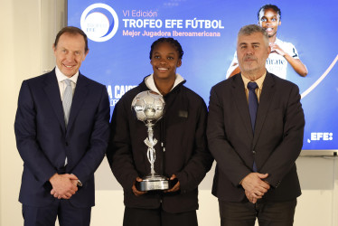 Linda Caicedo fue reconocida por la Agencia EFE como la mejor futbolista iberoamericana del 2025. En la foto la acompañan el director de Relaciones Institucionales del Real Madrid, Emilio Butragueño (i), y el presidente de EFE, Miguel Ángel Oliver.