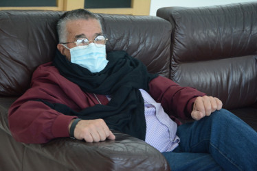 Si su familiar adulto mayor desarrolla síntomas, pídale que se quede en casa. Proporciónele un tapabocas.