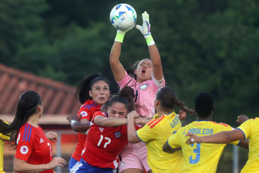 Luisa Agudelo (c) de Colombia controla un balón este viernes, en un partido del Sudamericano Femenino Sub-20 entre Chile y Colombia en el estadio Emiliano Ghezzi, en Asunción (Paraguay).