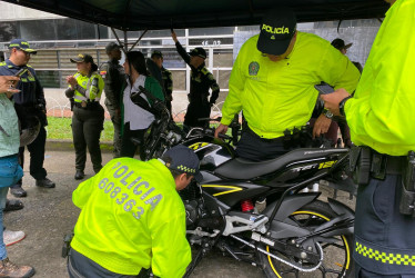 Autoridades realizaron la primera jornada gratuita de marcación, en la que 110 motocicletas fueron registradas para prevenir su hurto en Armenia.