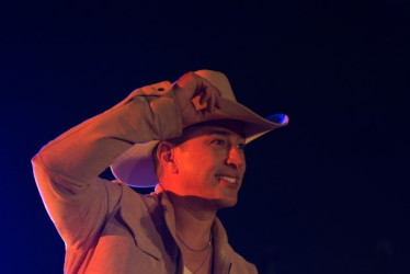 "Esta canción es para ella, para la mujer que me enseñó que el amor verdadero sí existe. Hasta hoy es mi manera de decir gracias por estar, por creer y por caminar conmigo", expresó Mateo Castro.