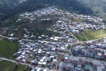 Un tribunal ordenó estudios de riesgo y suministro de agua potable para 600 viviendas en cuatro asentamientos irregulares ubicados en el norte de Manizales. En la foto, el aspecto de Altos de Samaria en el 2023.