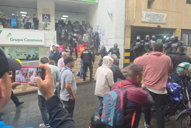Domiciliarios protestaron en Manizales ante la falta de un acuerdo con Rappi para lograr mejores tarifas. La Alcaldía reportó que hubo una retención ilegal. Hay bloqueo de vías en la ciudad.