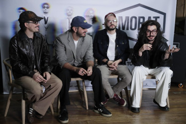 Fotografía de archivo del 29 de enero de 2026 que muestra a los integrantes de la banda colombiana Morat, Martin Vargas (i), Juan Pablo Isaza (2i), Juan Pablo Villamil (2d), y Simón Vargas (d), hablando durante entrevista con EFE en Bogotá (Colombia).