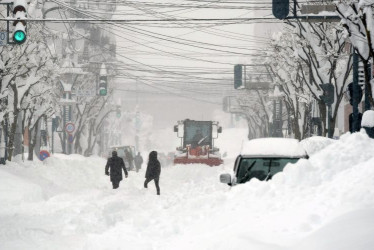 Fotografía del 2025, que muestra a personas en una calle afectada por una nevada en Obihiro, Hokkaido, en el norte de Japón.