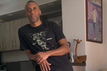 Jhon Viáfara, en su casa, luego de regresar al país. El exjugador del Once Caldas ya pagó su condena en Estados Unidos. 