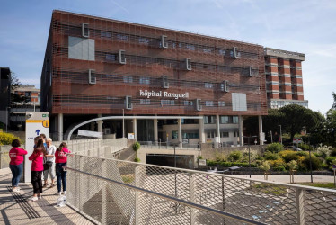 Un equipo médico lo intervino de urgencia y descubrió el explosivo alojado en el recto del hombre por circunstancias aún por esclarecer.