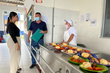 El Programa de Alimentación Escolar busca garantizar la permanencia de estudiantes en las aulas, pero fallas en su ejecución generaron alertas del ente de control.