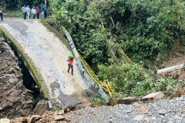 Se está a la espera de un puente militar que conectará provisionalmente al municipio de Caldas, afectado por las lluvias en Caldas.