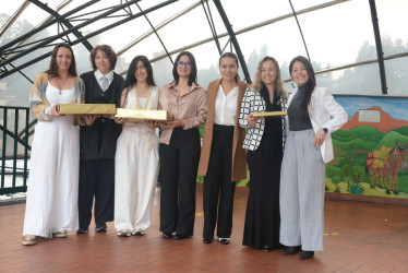 La I. E. La Camelia, tradicional colegio de Manizales, recibió un reconocimiento del Banco de la República gracias al trabajo de tres de sus egresadas en un concurso nacional.