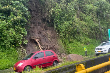 Una roca cayó sobre la vía Panamericana, cerca del barrio Estambul de Manizales, luego del aguacero de este viernes. En la ciudad también hubo otras afectaciones.
