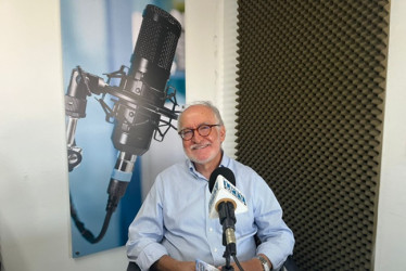 El senador caldense Guido Echeverri pasó por los micrófonos de LA PATRIA Radio para hablar sobre política, pero también lo hizo sobre libros.
