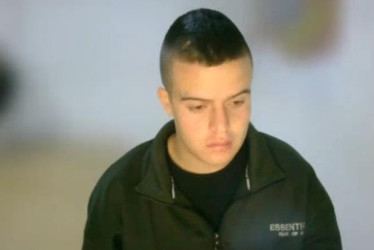 Fotos de LA PATRIA| LA PATRIA  Simón Giraldo Ramírez, de 19 años . Se le ve corriendo en las grabaciones con las gafas de la víctima puestas y el celular de esta en su mano.