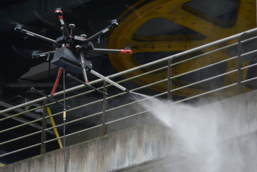 Hidrolavado con dron industrial, permite limpiar fachadas y estructuras de gran tamaño con control remoto y menor exposición humana al riesgo.