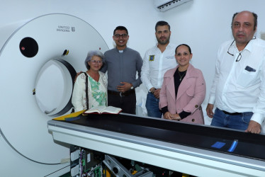 El Hospital Departamental Felipe Suárez de Salamina recibió un tomógrafo que permite mejorar los servicios médicos para los habitantes del Norte de Caldas. De izquierda a derecha en la sala de tomografía: Alba Lucia Tabares, padre Alejandro Martínez, Manuel Fermín Giraldo (alcalde), Natalia Castaño (directora de la DTSC) y Wilson Didier Carmona (director del Hospital).