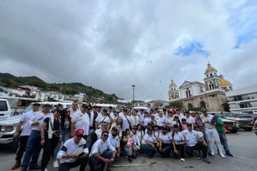 Un grupo que se moviliza en 25 camionetas Toyota visitó Manzanares, tierra de Yeison Jiménez, para conocer el municipio y su cultura.