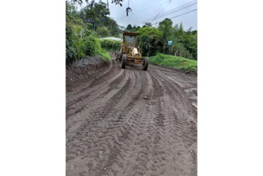 La Gobernación interviene vías en siete municipios con maquinaria amarilla para mejorar la conectividad rural y urbana.