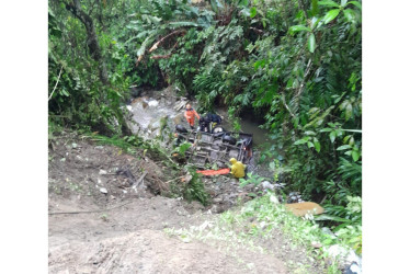 Un yip con nueve personas a bordo rodó por un abismo tras salirse de la carretera en el Norte de Caldas. Los lesionados fueron remitidos al hospital.