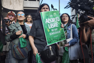 Una mujer sostiene un cartel este sábado, durante una manifestación que conmemora los 4 años del aborto legal, en Bogotá (Colombia).