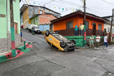 LA PATRIA conoció que en el taxi iban dos personas. Se impuso una orden de comparendo por estacionar en sitios prohibidos y a este automotor le figura una multa por foto detección de $1 millón 310 mil, del 21 de mayo del año pasado, por pasar semáforo en rojo.