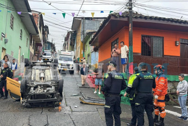 En el lugar no encontraron personas lesionadas, tampoco al conductor del taxi.