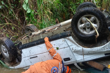 Este es el carro que rodó por la vía que de Aranzazu conduce a Neira, en el Norte de Caldas. Dos mujeres presentaron lesiones.