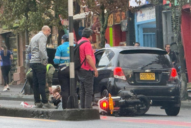 En este accidente en la avenida Santander una moto chocó contra un carro particular.