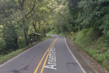 Versiones preliminares señalan que el joven descendía por la vía y chocó contra el carro 