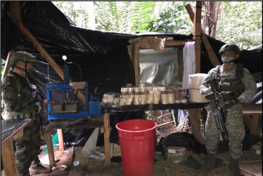El Ejército y la Policía colombianas desmantelaron un complejo de droga que producía dos toneladas de cocaína a la semana en Antioquia.