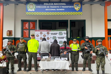 Los capturados presentan registros en el Sistema Penal Oral Acusatorio por los delitos de tráfico, fabricación o porte de estupefacientes, concierto para delinquir, fabricación, tráfico, porte o tenencia de armas de fuego, municiones o accesorios, fuga de presos y hurto calificado y agravado.