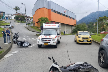 Iván Darío, de 46 años, de la otra moto, presentó trauma en omoplato derecho y pierna derecha. Trasladados para valoración.
