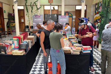 Las personas que frecuentan este espacio cultural en el municipio tenían varias opciones para elegir el título que más le llamara la atención y leerlo en sus casas.