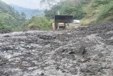 Así se encuentra este domingo el sector Buenavista, entre Petaqueros y Manzanares. Maquinaria amarilla trabaja para habilitar el paso.