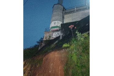 Este es el desprendimiento de capa vegetal que alertó a la comunidad en Villamaría. Las autoridades dicen que no afecta la estructura del cable aéreo.