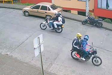 En la salida del barrio Villa Carmenza se presentó la caída de los motociclistas. El impacto quedó registrado en video.