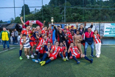 Campeones Manizales Lubriautos Murcia es el campeón en la Baja Suiza. Se llevó el título tras el fuerte aguacero que cayó ayer en Manizales.