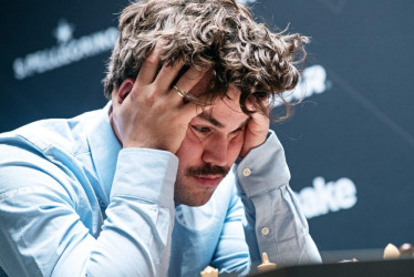 En la tercera ronda, Carlsen consiguió remontar en el último momento en una partida que casi tenía Caruana. 