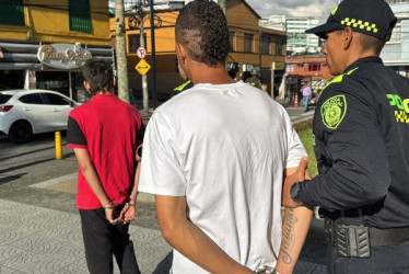 Fotos| Policía|LA PATRIA  Se trata de Stiven y Mateo, de 19 y 20 años. Les incautaron cocaína, 2CB, ketamina y metanfetaminas, sustancias que, según las investigaciones adelantadas, eran utilizadas como insumo y producto final en la elaboración artesanal de drogas sintéticas.