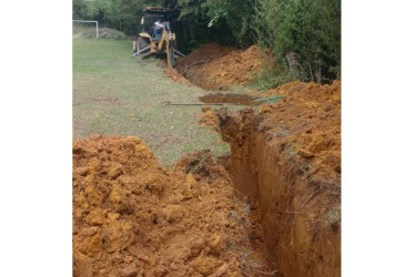 Fotos I Facebook Alcaldía I LA PATRIA  Las obras, asegura la Alcaldía, favorecerán a los estudiantes, padres de familia, docentes y el resto de la comunidad de la zona. El alcantarillado era un clamor de años en el sector. 