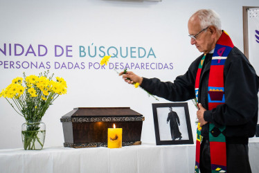 El sacerdote Javier Giraldo recibió los restos del cura Camilo Torres Restrepo y aseguró que reposarán en una capilla de la Universidad Nacional sede Bogotá.