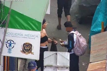 Las cámaras de la Galería de Manizales hacen de las suyas. Ahora le tocó a Leidy Vanessa Ospina Pareja, a quien el fin de semana sorprendieron comercializando bazuco. Aceptó cargos porque le reconocen la marginalidad. Su pena quedaría en 10 meses y 20 días.
