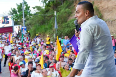Fabio de Jesús Moncada, candidato a la Cámara por Caldas, durante un acorrería por el departamento.